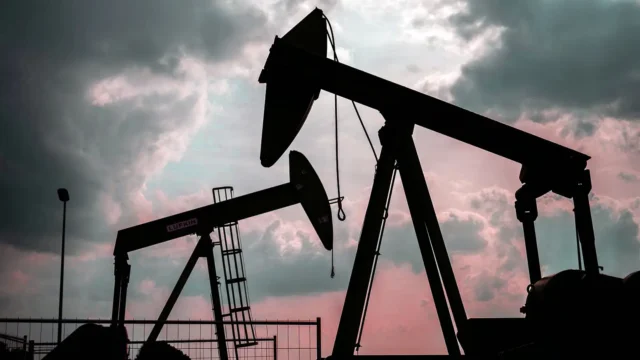 Brent tanieje o ponad 2% mimo nowych sankcji USA na Iran