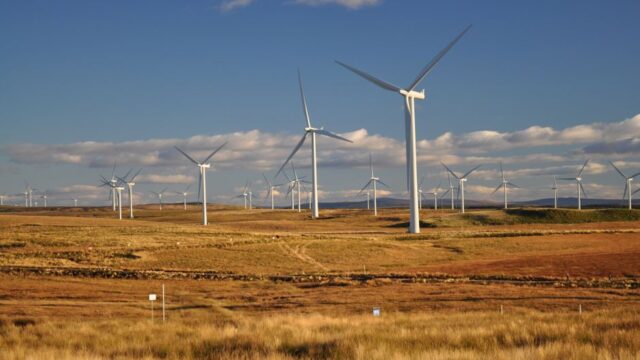 Francja i Niemcy zwiększają moce wiatrowe na lądzie, ale potrzebują lepszego planowania