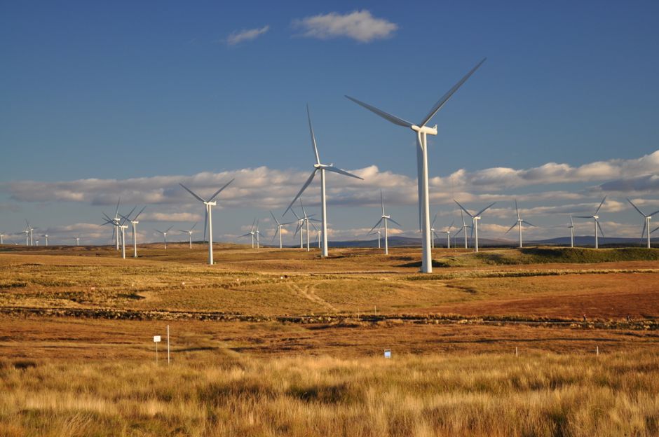 Francja i Niemcy zwiększają moce wiatrowe na lądzie, ale potrzebują lepszego planowania