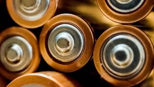 Przełom w bateriach litowo-metalowych: 1000 godzin stabilnej pracy bez dendrytów