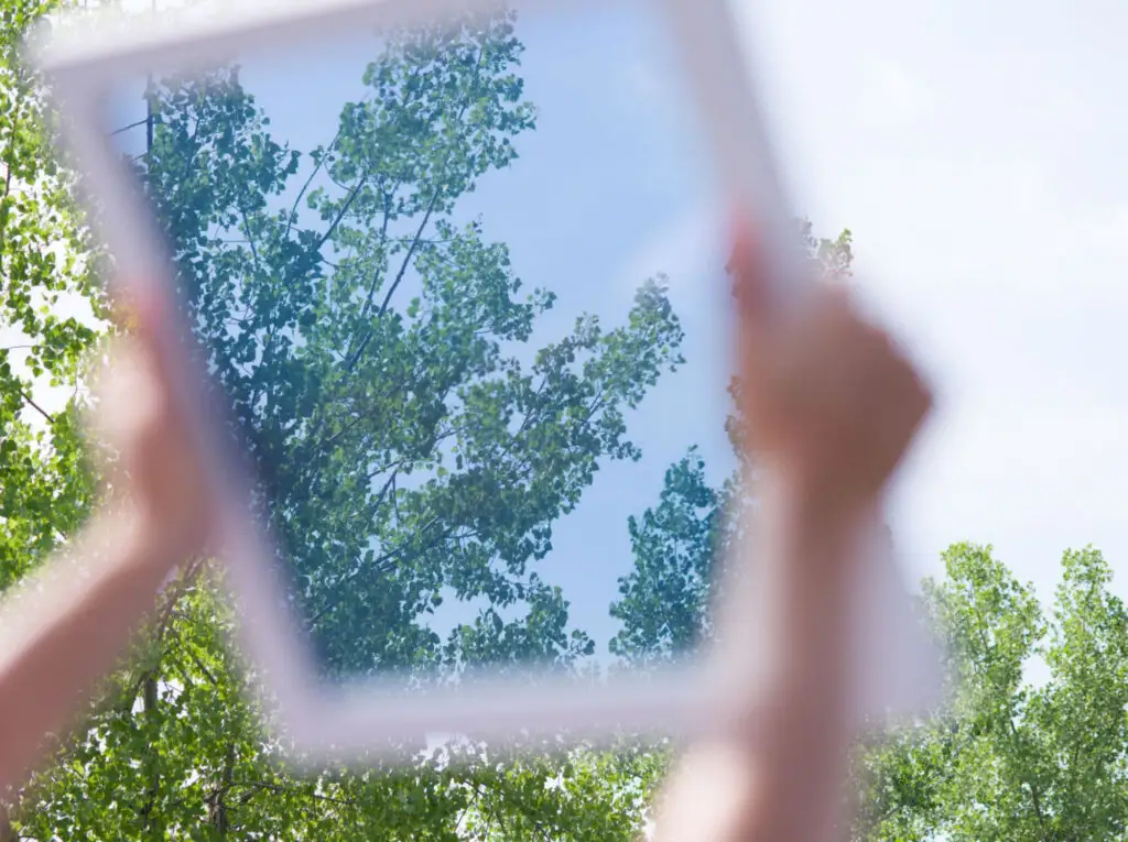 SolarWindow wprowadza na rynek samoprzylepną folię słoneczną o grubości 0,85 mm