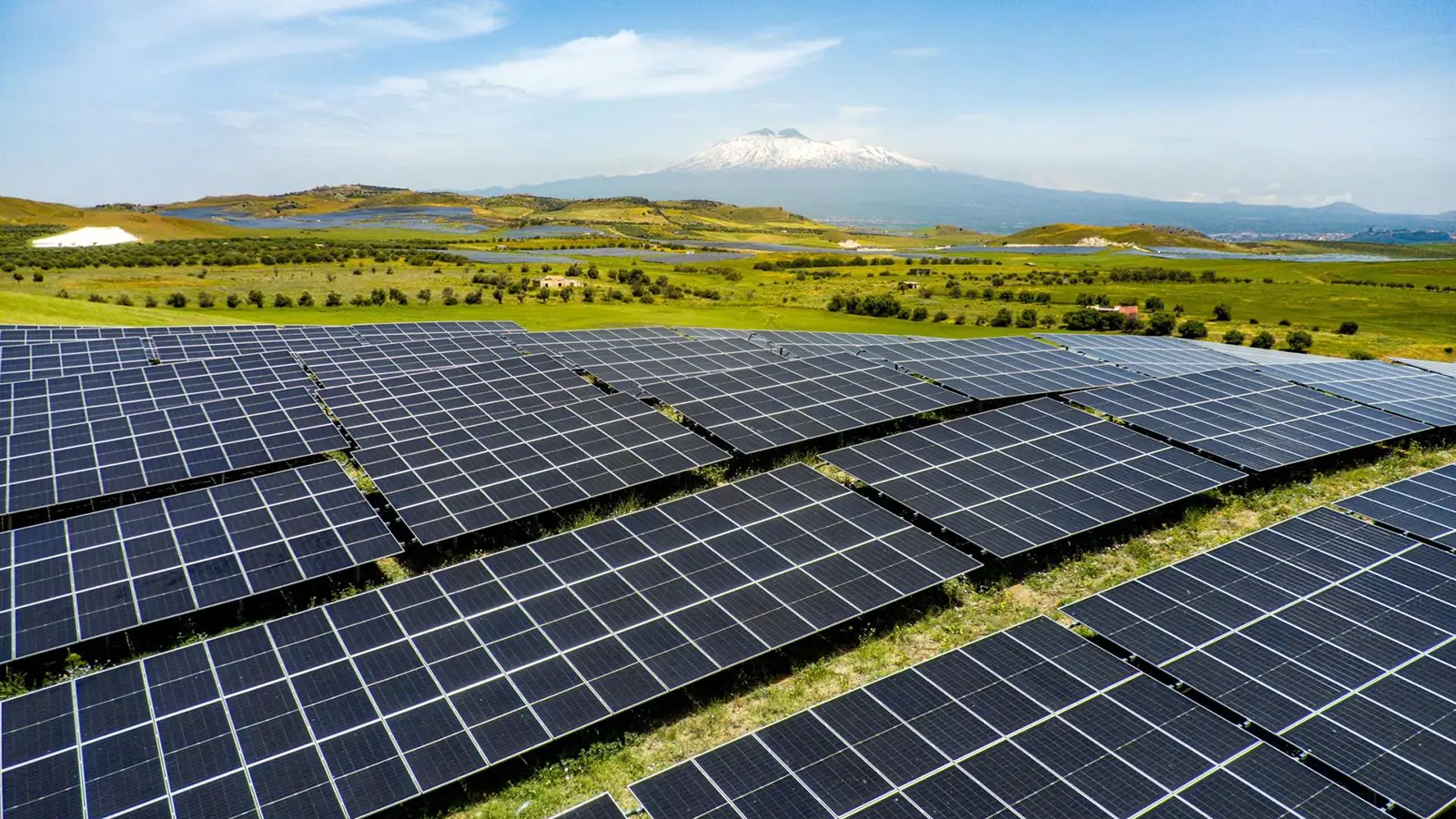 Hiszpania instaluje 5,9 GW fotowoltaiki w I połowie 2026 r. mimo wzrostu ograniczeń i cen ujemnych