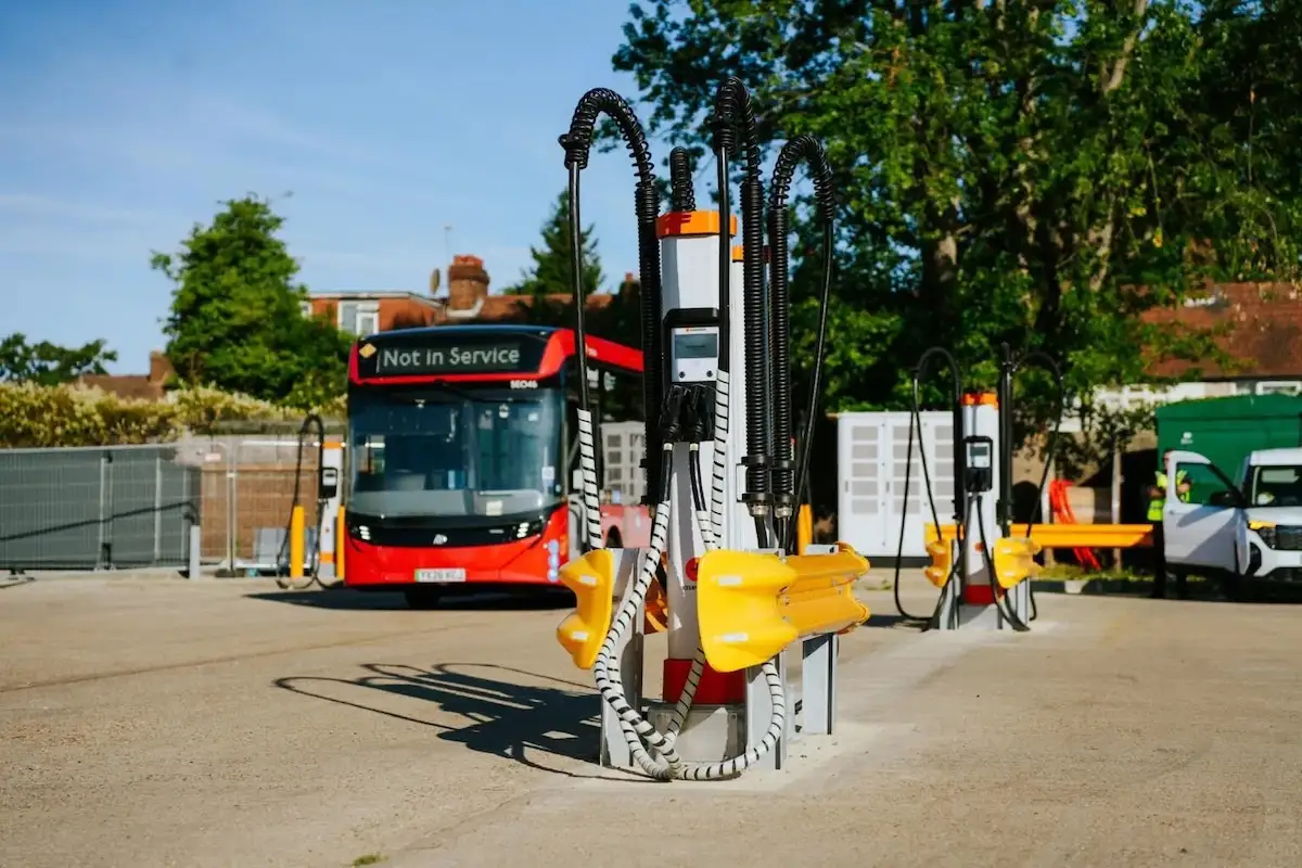 Kempower i Charge Hub rozszerzają współpracę na brytyjski rynek ładowania autobusów i ciężarówek