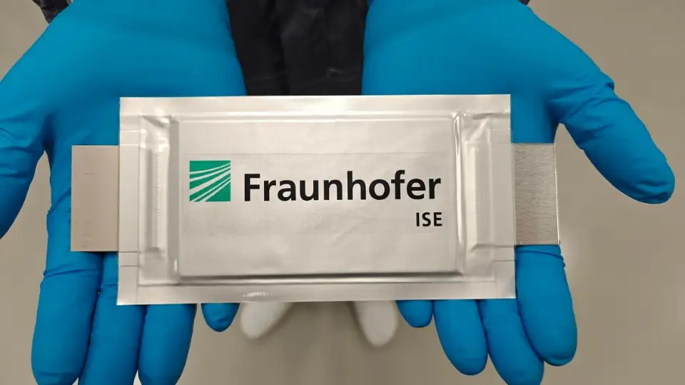 Pomiar temperatury wewnątrz ogniw baterii – nowa metoda Fraunhofer ISE