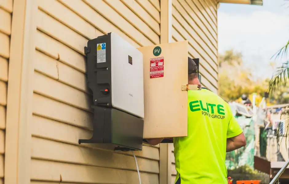 Szwajcarscy eksperci ostrzegają: falowniki i systemy zarządzania energią z lukami bezpieczeństwa