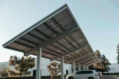 Solarcarport z drewna zamiast betonu – UrbanPV realizuje projekt w Büsserach