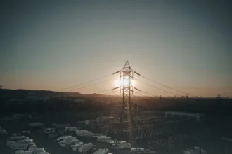 Magazyny energii przy stacjach transformatorowych mogą uwolnić 150 GW dodatkowej mocy PV