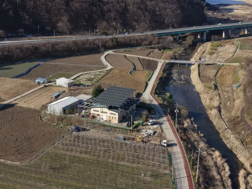 Korea Południowa podwaja budżet na agrowoltaikę i fotowoltaikę na dachach fabryk