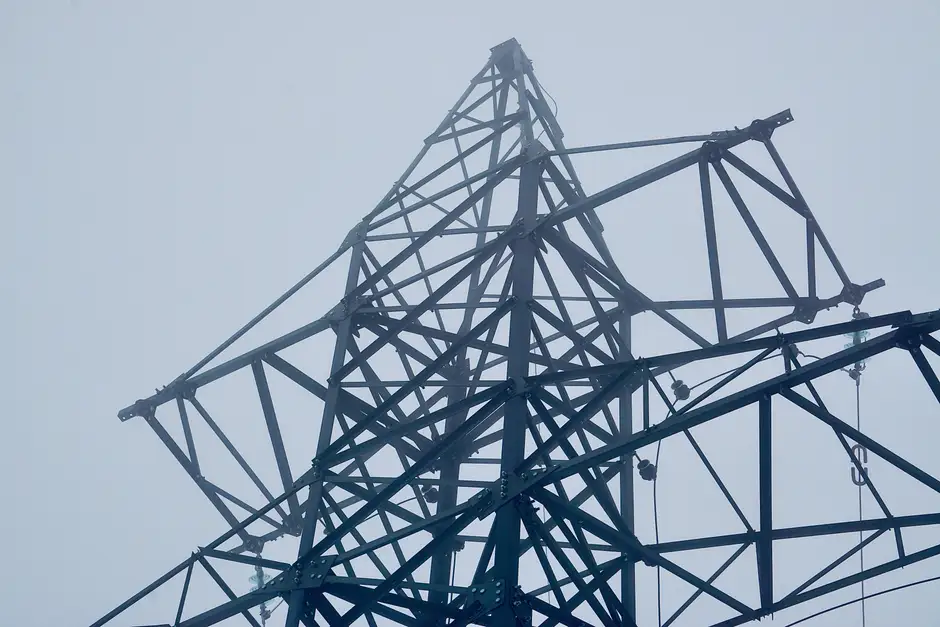 Linia 400 kV Dunowo – Piła Krzewina: przewody zawieszone już na 40 km