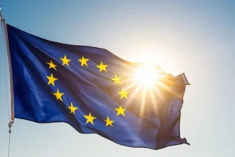 Bruksela z zadowoleniem przyjmuje uwolnienie rezerw ropy i diesla przez G7