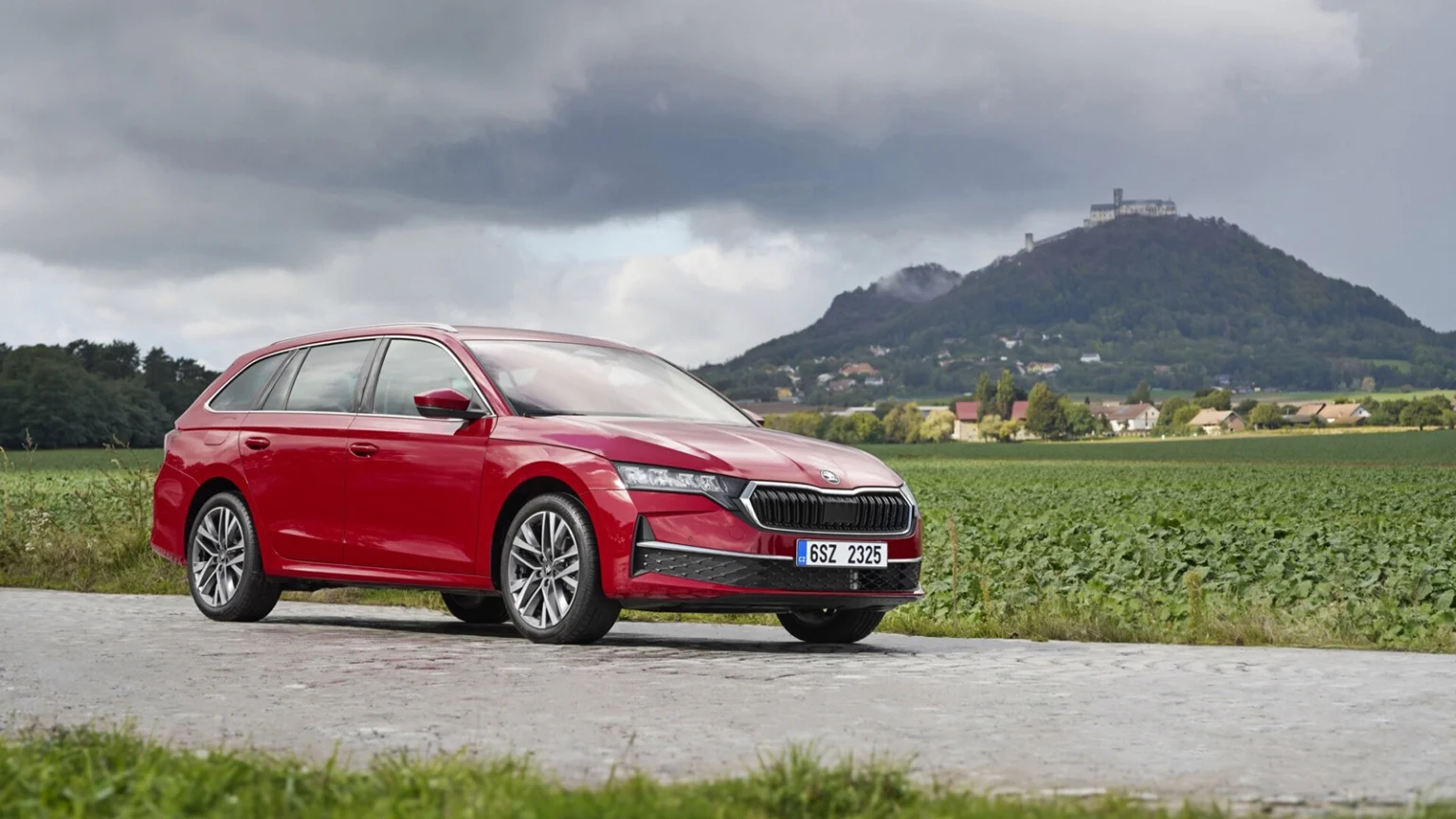 Skoda Octavia hybrydowy: zamówienia otwarte w Hiszpanii, premiera na początku 2027 roku