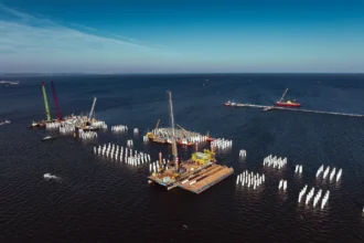 Palowanie pod nabrzeże pływającego terminala LNG w Gdańsku zakończone - Źródło: Ministerstwo Energii