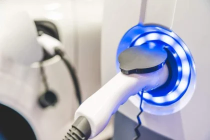 Wallbox i EDP Électrique instalują 120 ładowarek na lotnisku w Montrealu