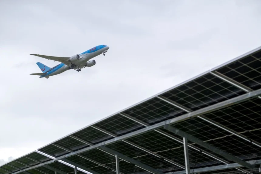 Glasgow Airport uruchamia farmę PV o mocy 10 MW – 25% zapotrzebowania z OZE