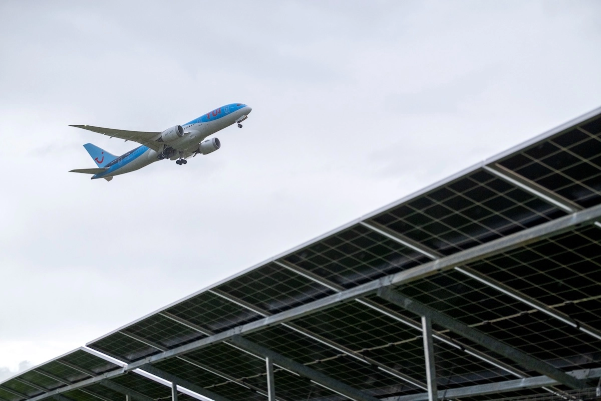 Glasgow Airport uruchamia farmę PV o mocy 10 MW – 25% zapotrzebowania z OZE