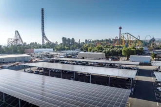 Six Flags Magic Mountain uruchamia największy carport fotowoltaiczny w Kalifornii