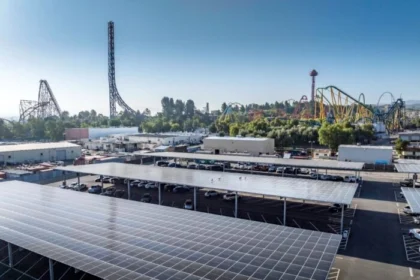 Six Flags Magic Mountain uruchamia największy carport fotowoltaiczny w Kalifornii