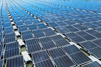 Hiszpania testuje pierwszą morską instalację PV. Panele popłynęły do portu w Walencji