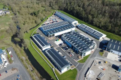 Litton Properties: 10 instalacji PV na dachach obiektów komercyjnych