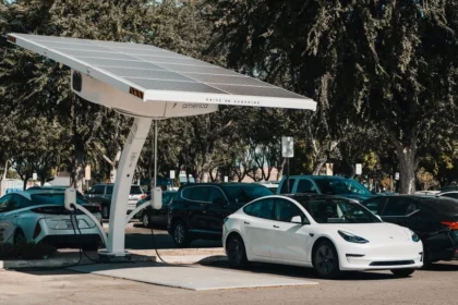 Słoneczna taryfa na A7: ładowanie EV za 29 centów za kWh