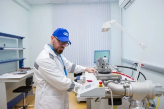 Bezprzewodowe elektrody bipolarne zwiększają moc baterii cynkowo-powietrznej o 80%