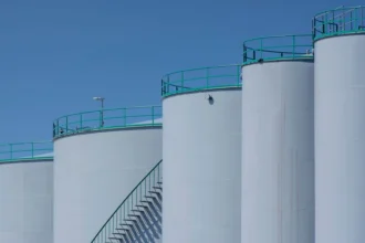 Energy Dome otwiera fabrykę "baterii CO2" w Piacenzy. Pierwsza kopuła trafiła do Indii