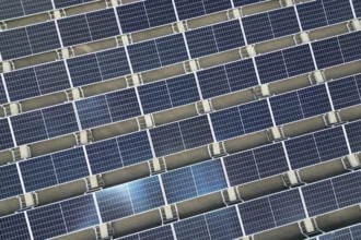 MIT: duże farmy solarne obniżają ceny prądu, fotowoltaika na dachach je podnosi