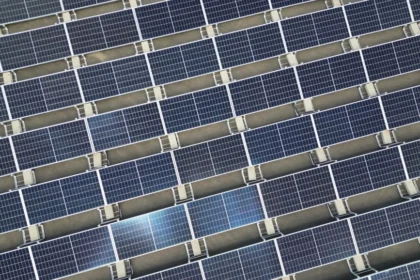 MIT: duże farmy solarne obniżają ceny prądu, fotowoltaika na dachach je podnosi