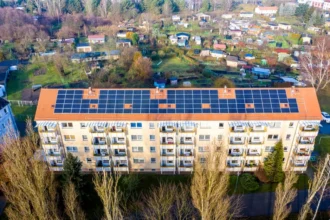 Norwescy politycy chcą legalizacji paneli balkonowych i magazynów energii